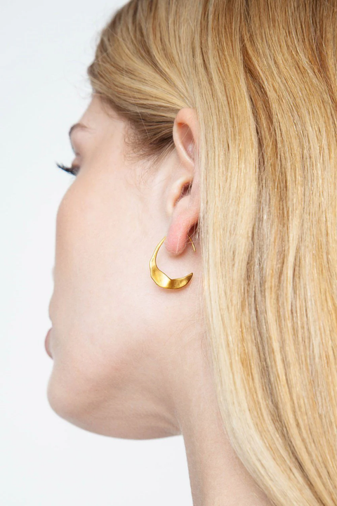 PETITE CRESCENT HOOP EARRINGS- GLD