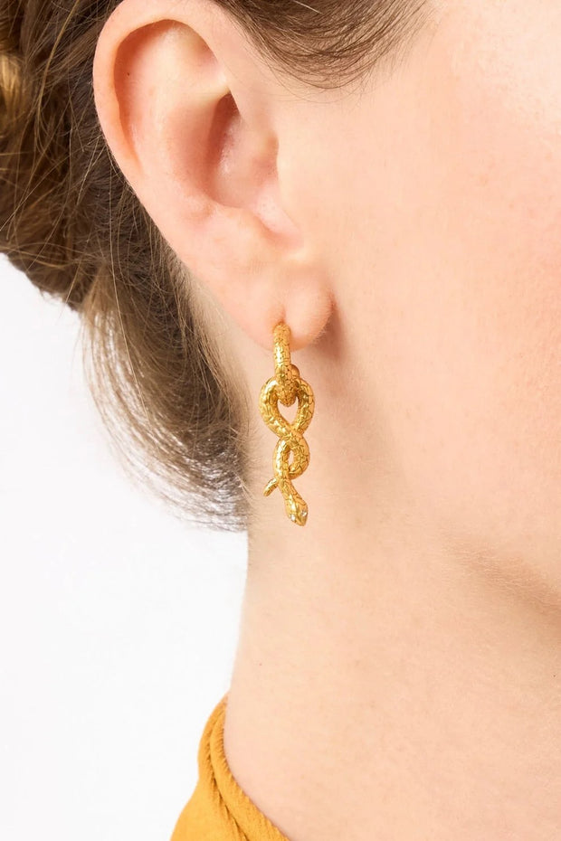 SNAKE HOOP & CHARM EARRING- GLD