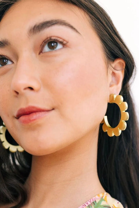 GOLD FLOWER OUTLINE HOOPS