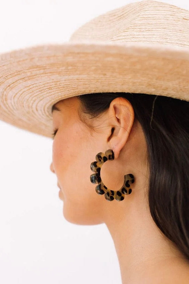 TORTOISE FLOWER OUTLINE HOOPS