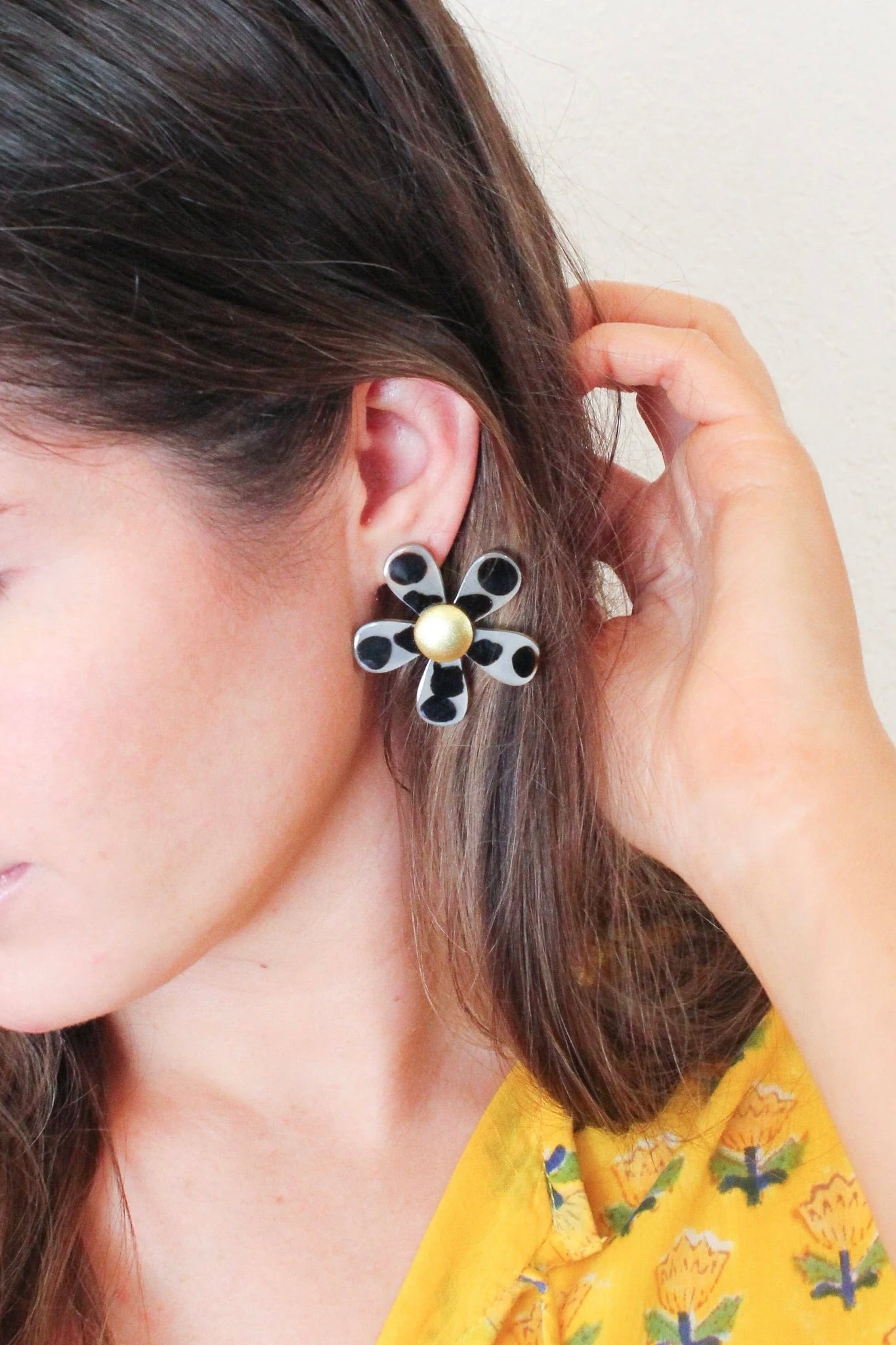 TORTOISE FLOWER EARRINGS