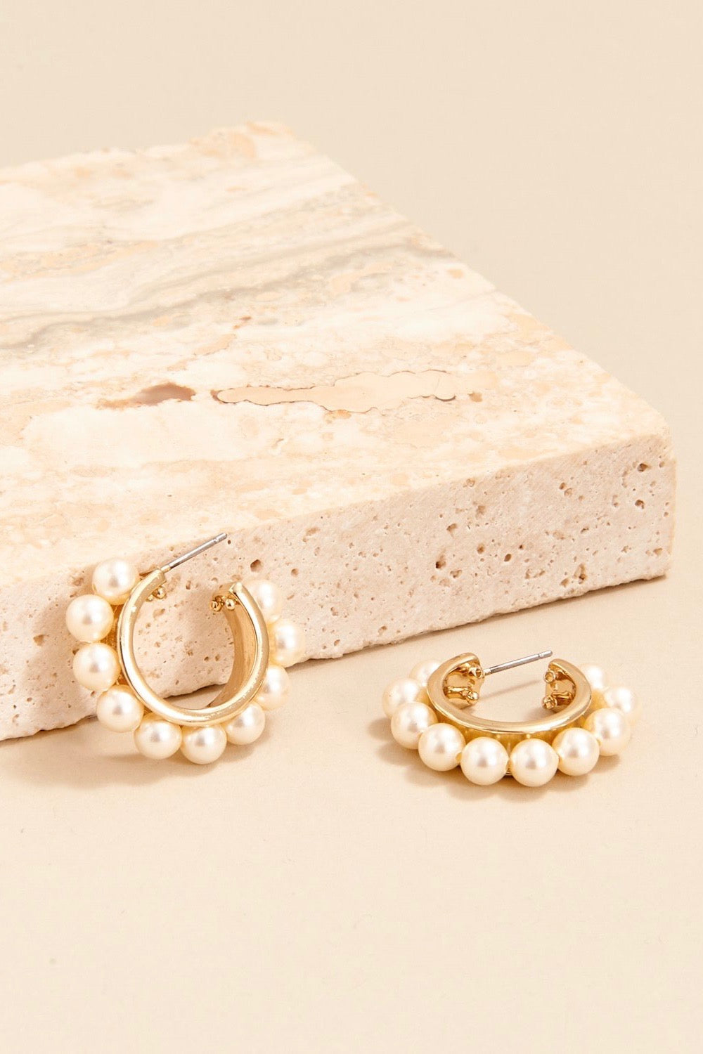 WYNNIE PEARL HOOP EARRING